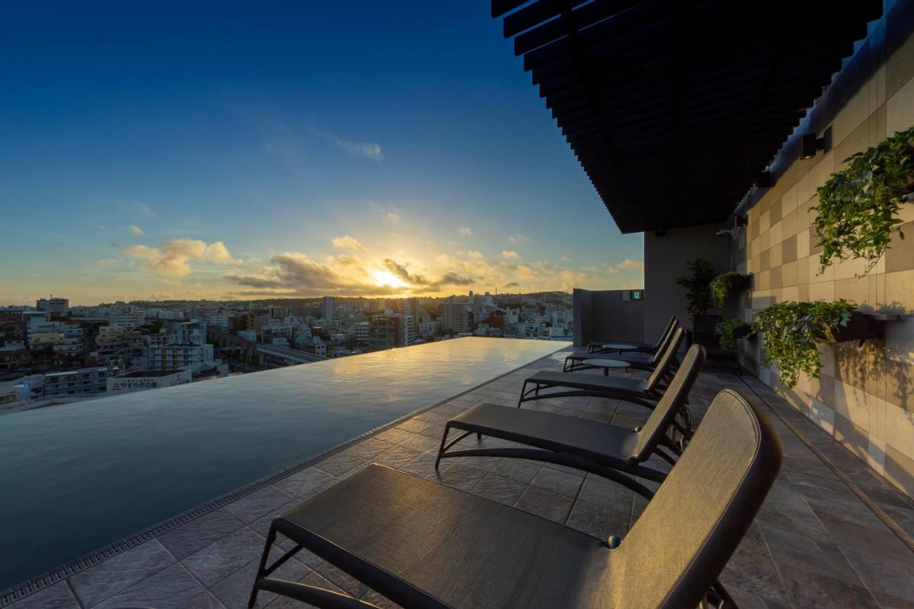 Hewitt Resort Naha Esterno foto Rooftop pool at the hotel
