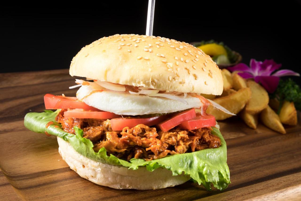 Hewitt Resort Naha Esterno foto A pulled pork burger