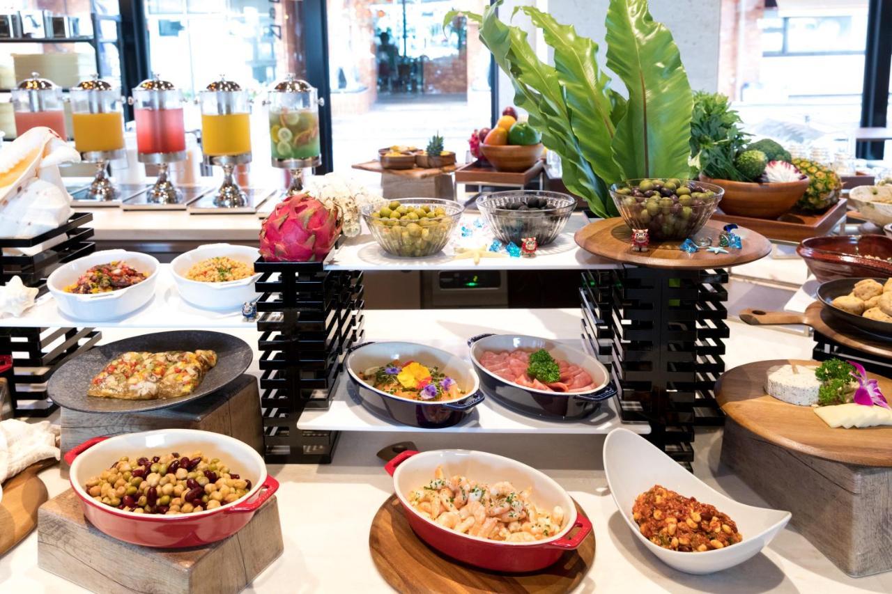 Hewitt Resort Naha Esterno foto A buffet at a hotel