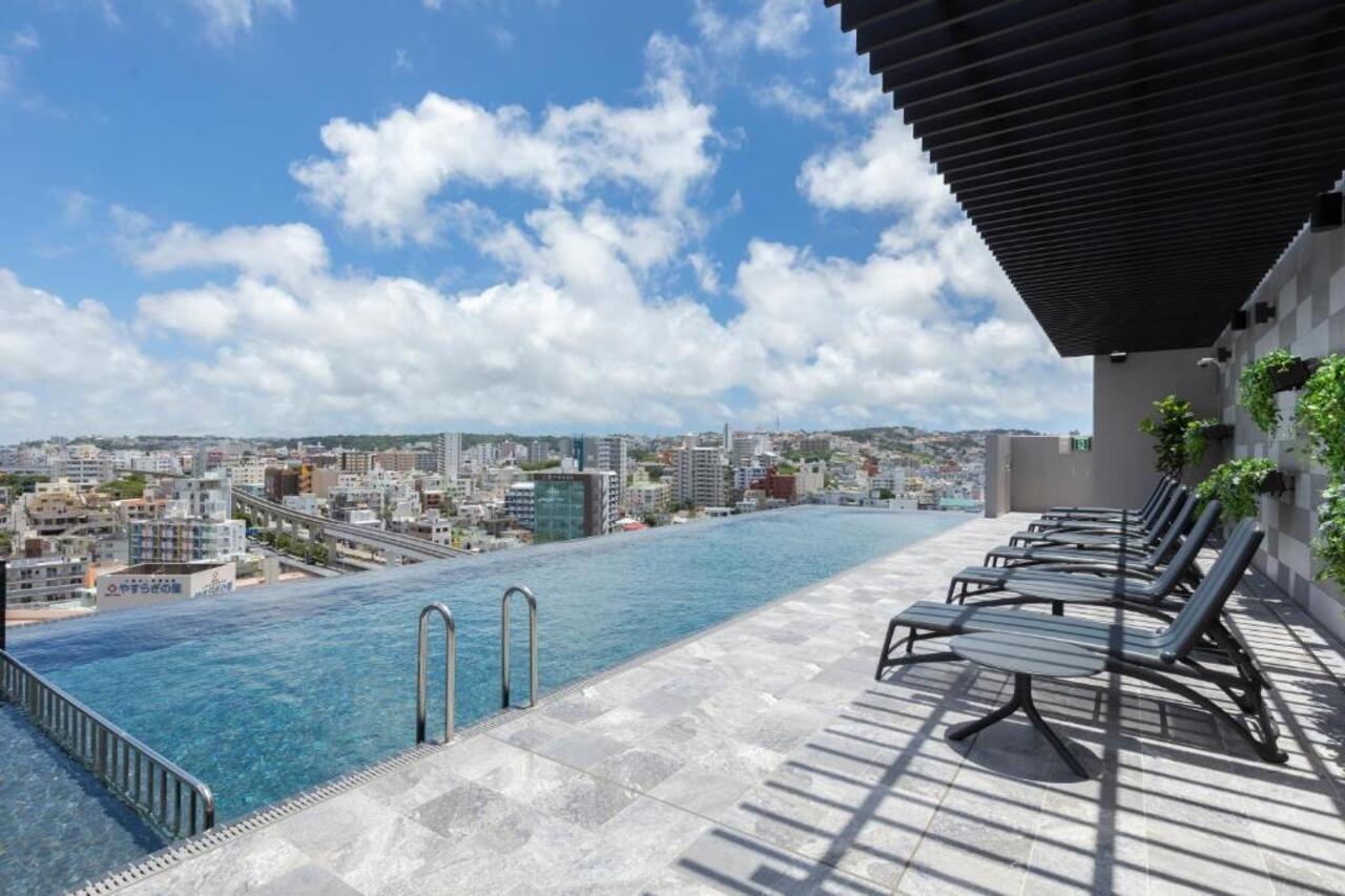 Hewitt Resort Naha Esterno foto Rooftop pool at the hotel